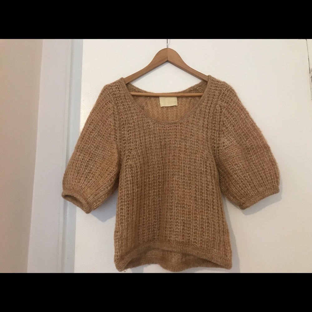 This is short sleeve beautiful beige color knit.